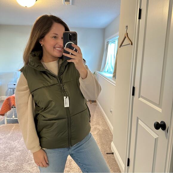 NWT Old Navy Green Puffer Vest Medium Tall - Picture 3 of 10